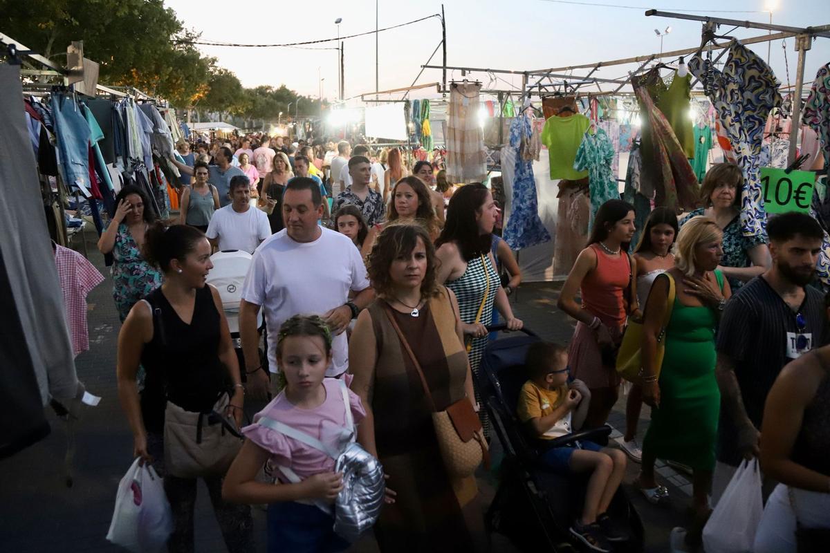 Una calle del mercado ambulante, repleta de público.