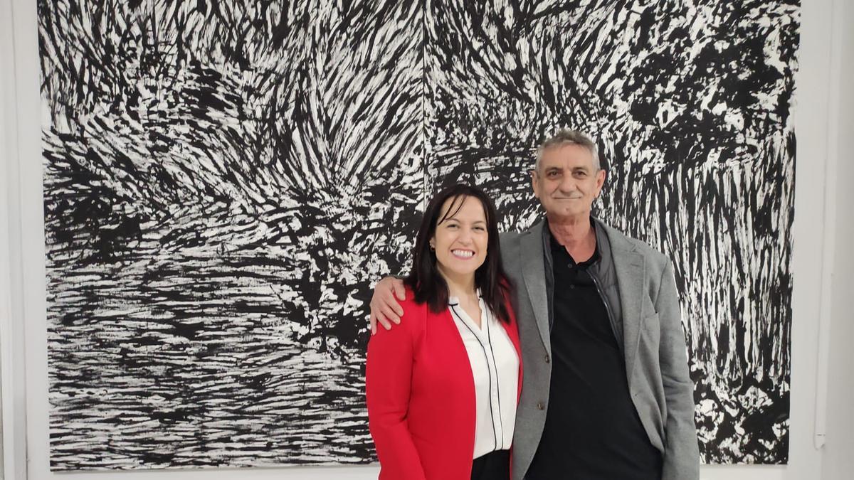 La alcaldesa de Catarroja, Lorena Silvent junto al pintor José Sanleón en su nuevo estudio.