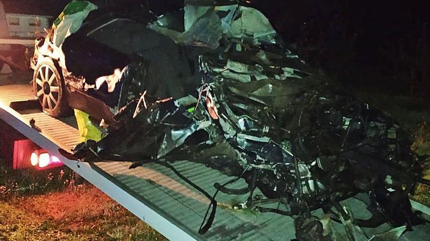 Imagen del amasijo de hierros al que quedó reducido el coche en el que viajaba el joven estradense fallecido.