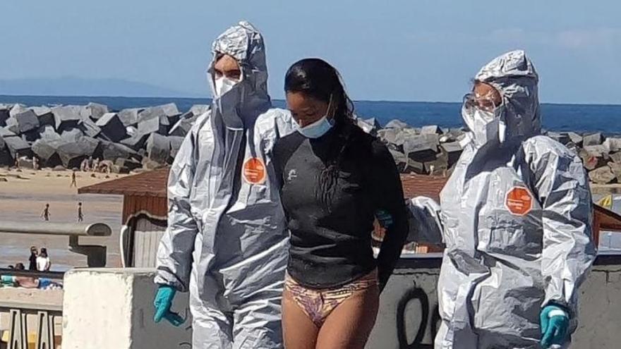 Detenida en San Sebastián cuando practicaba surf tras dar positivo en coronavirus