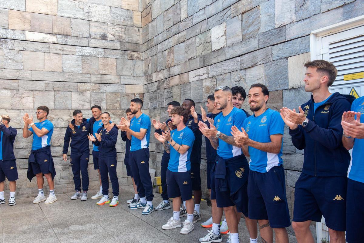 La afición acude en masa a Alvedro para recibir al Dépor tras la victoria en Cádiz