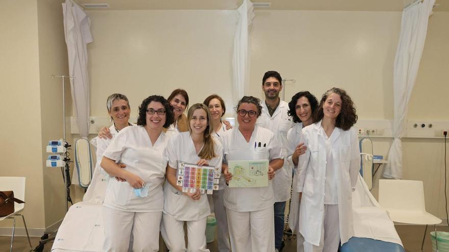 El hospital de día oncohematológico del Cunqueiro se adapta por primera vez a una persona con autismo