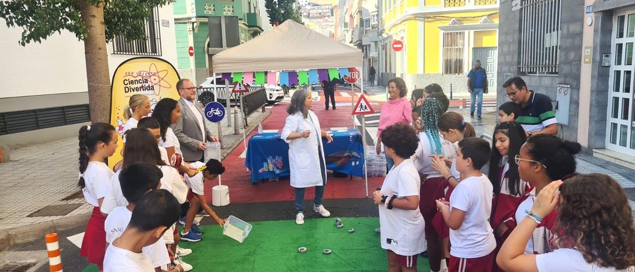 El alumnado del CEIP Nanda Cambres durante la realización del taller