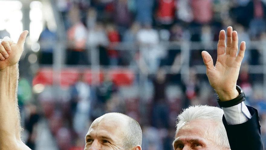 Robben y Heynckes saludan a la afición del Bayern.