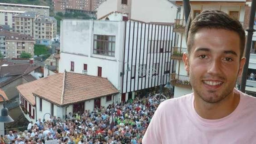 Jony, en 2015, durante la lectura del pregón de las fiestas del Carmen de Cangas del Narcea.