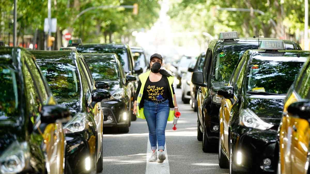 Marcha lenta de taxis en el centro de Barcelona