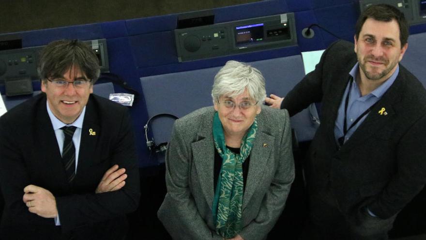 Els eurodiputats Toni Comín, Clara Ponsatí i Carles Puigdemont al seu escó a la seu del Parlament Europeu a Estrasburg