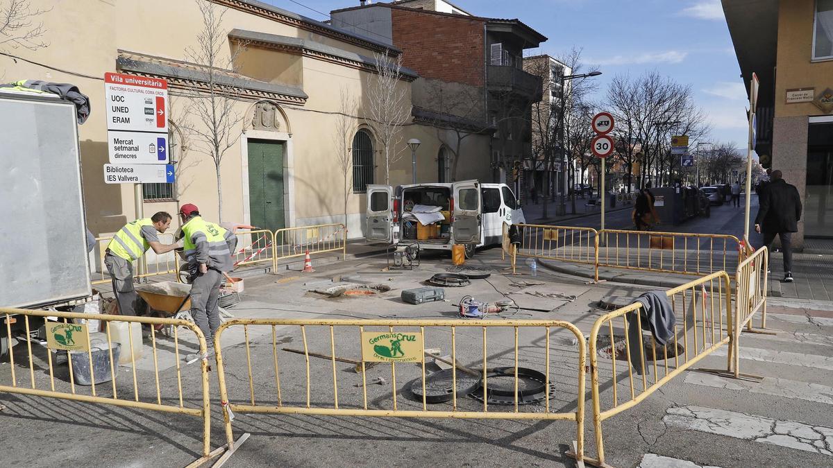 Les obres de reparació de les tapes de les clavegueres han obligat a tallar el trànsit