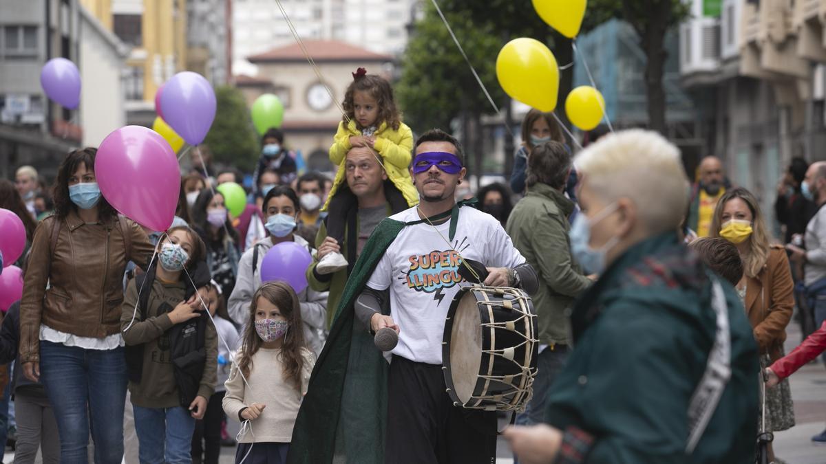 Los partidarios de la cooficialidad del asturiano se manifiestan en Oviedo