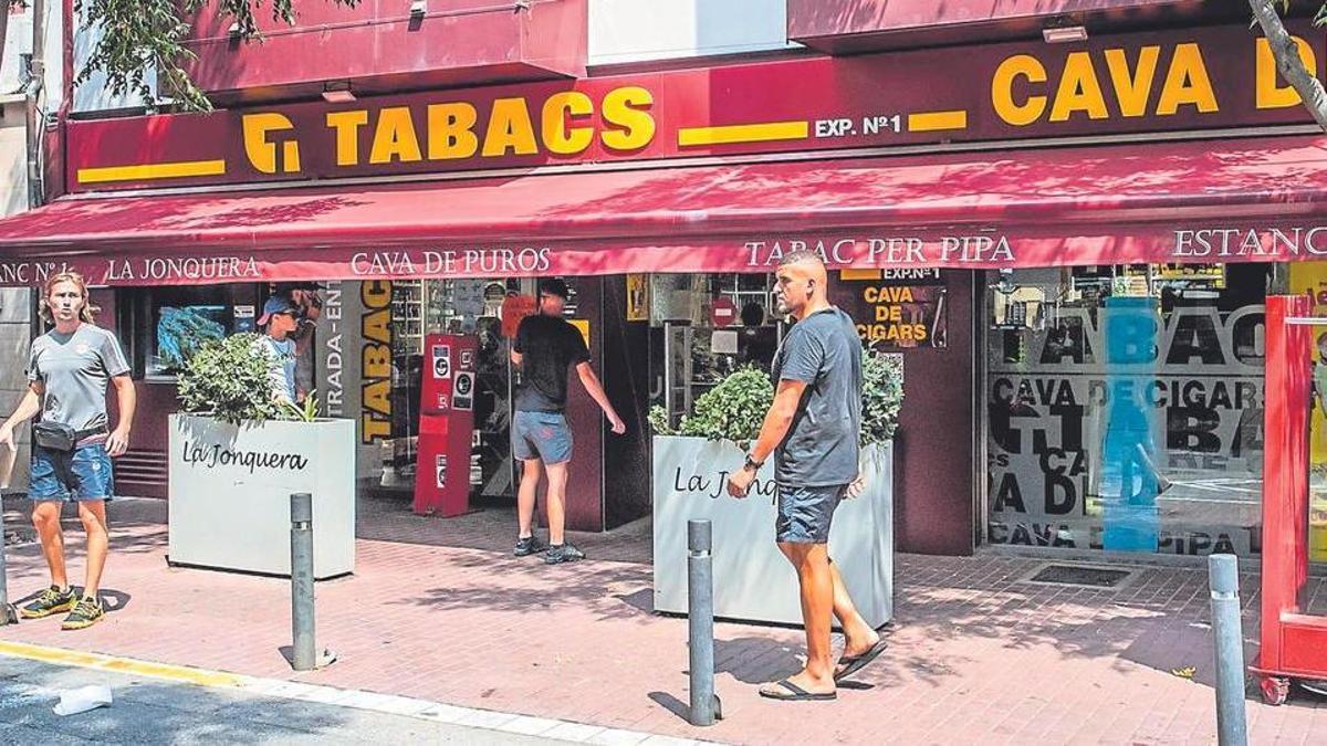 Imatge d’arxiu d’un estanc a la Jonquera, el municipi fronterer que té més punts de venda