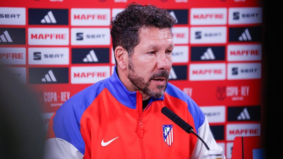 El 'Cholo' desata las risas en rueda de prensa: "A Barcelona vamos a ir en avión"