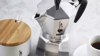 Estás usando mal la cafetera italiana: Este es el error que hace que tu café salga amargo