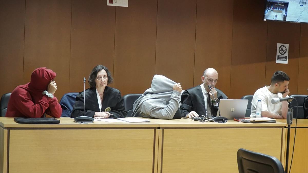 Los tres acusados en el juicio por la muerte de Yoel Quispe, con sus defensas durante la vista oral.
