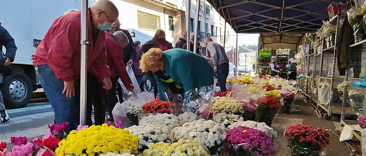 La venta de flores se dispara y revierte el difícil 2020, con centros  enviados al cementerio en taxi - Faro de Vigo