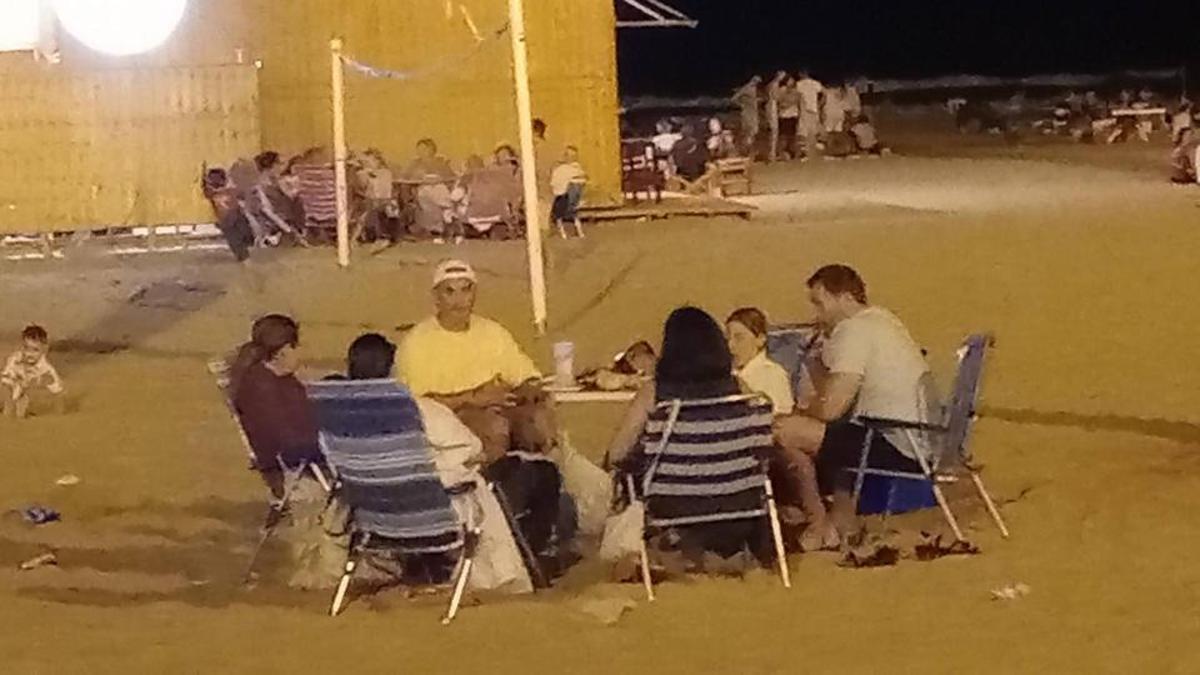 Grupos de amigos, en la playa de Cullera, una noche de San Juan.