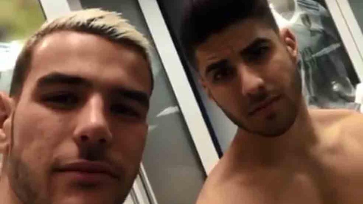 Theo Hernández, junto a Asensio en el vestuario