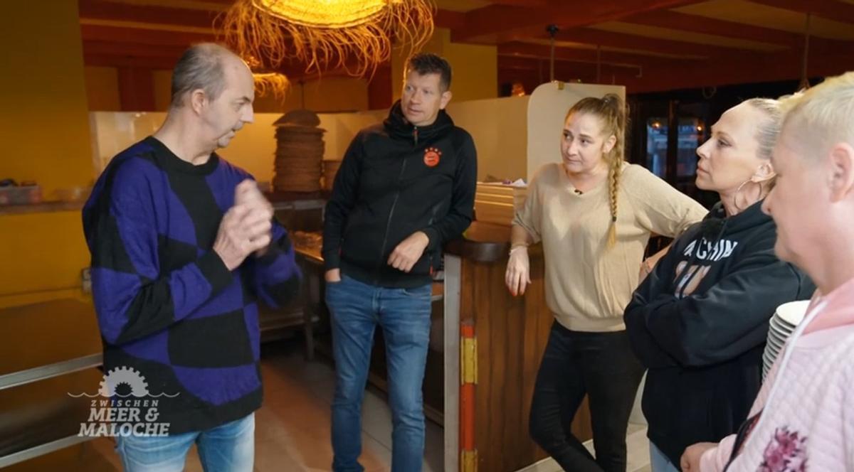 Lagebesprechung mit Vera Wolfram, Mario Teusch und Köchin Marion im Schatzi.