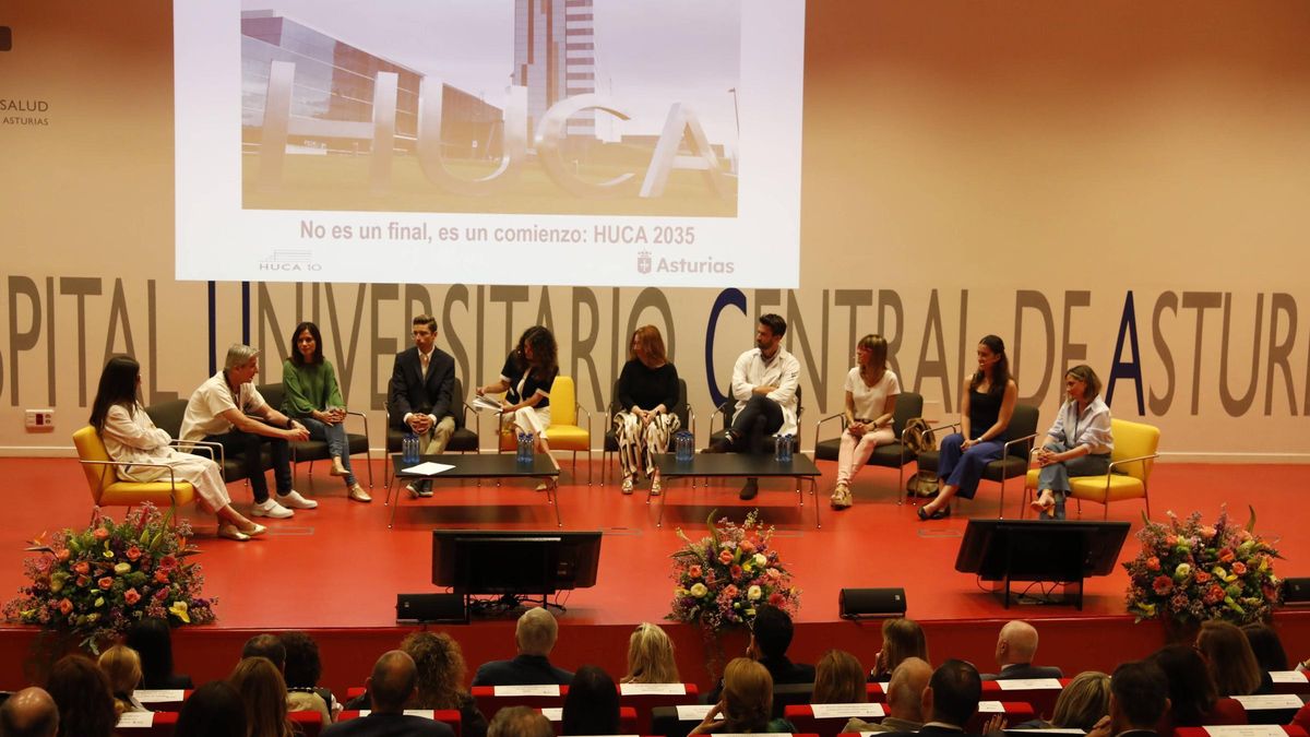 Sara Alonso, Santiago Jiménez, Leire Alonso, Jesús Mancheño, Paloma Fernández (presentadora), Sonia Alonso, Pablo del Val, Luzmar González, Nuria Fernández y Lorena Andrés, durante su coloquio, en el cierre del décimo aniversario del HUCA, en Oviedo.
