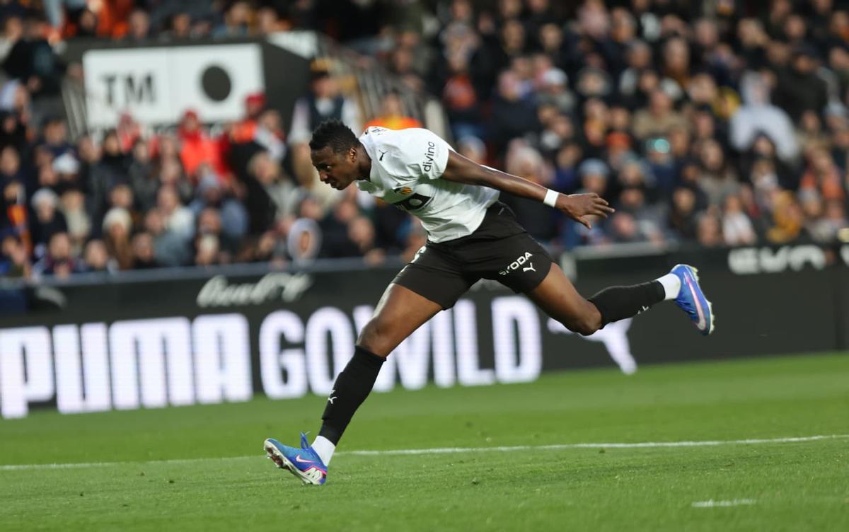 Umar Sadiq revitalizó el ataque del Valencia e hizo tomar precauciones a Manolo González