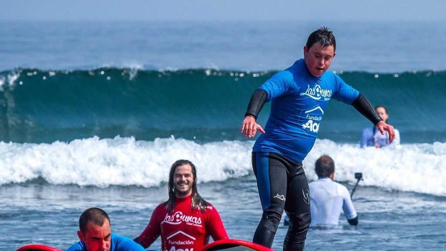 Solidaridad en el día del surf en Salinas