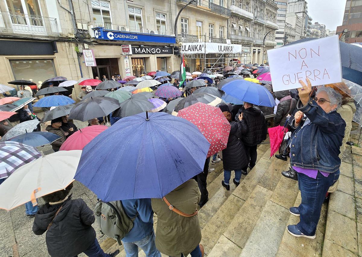 Cerca de 200 personas se concentran en Vigo para pedir «parar la guerra»