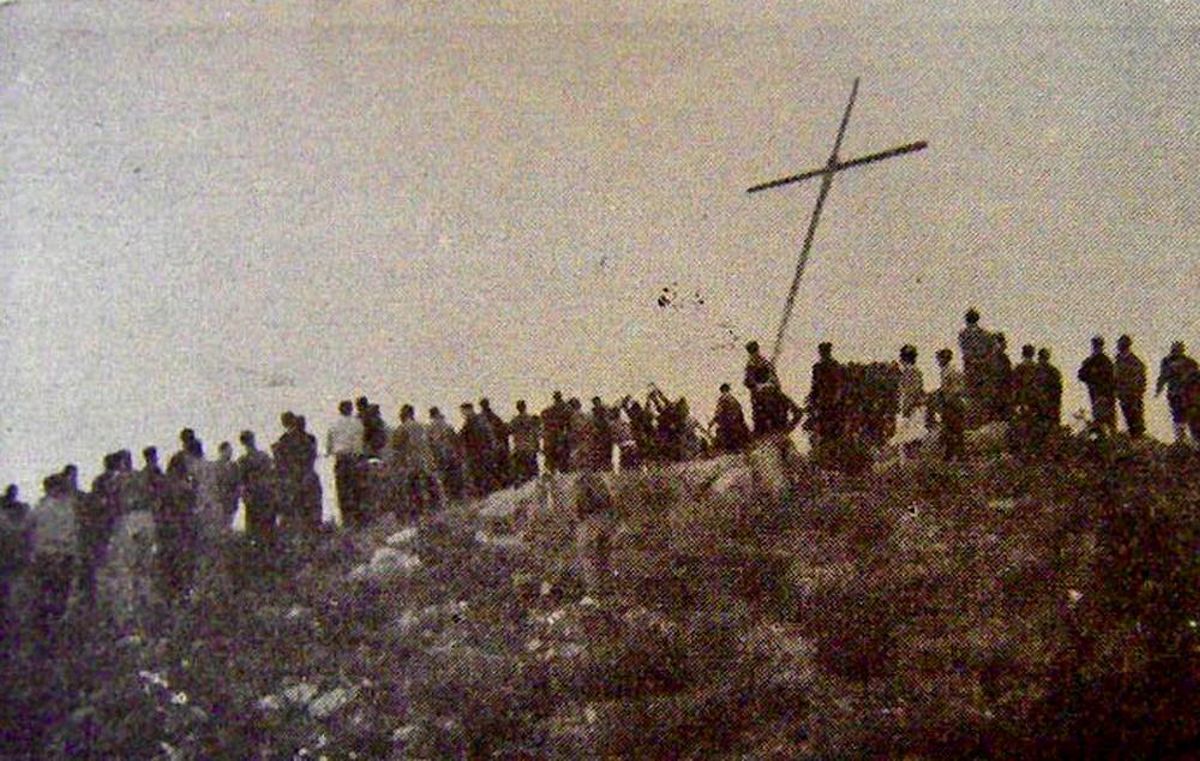 La historia secreta de la Cruz de Benidorm: así fue la procesión que llevó el símbolo en hombros hasta la Serra Gelanda.