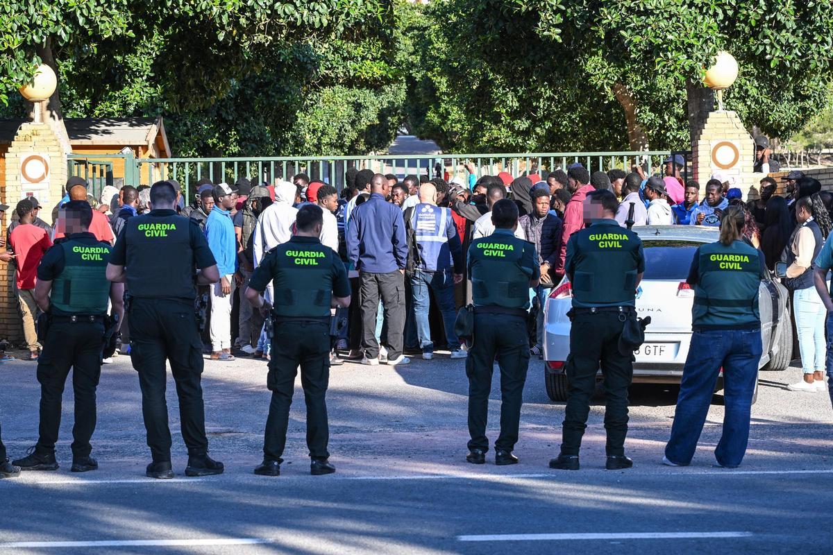 Concentración de malienses en el acceso al antiguo seminario de Maristas de Guardamar donde impedían el paso de trabajadores para reclamar la aceleración de su regularización