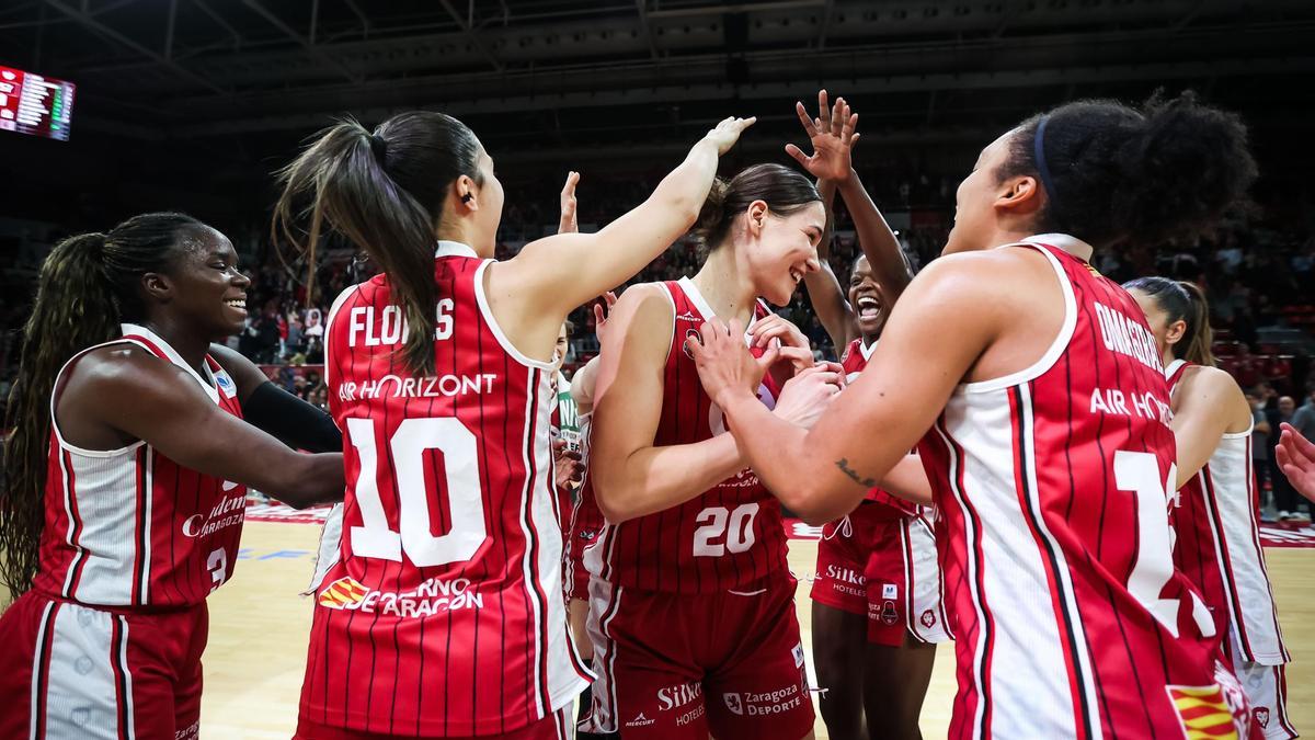 Nerea Hemosa, en el centro de la piña tras el partido del Casademont Zaragoza ante el Baxi Ferrol.