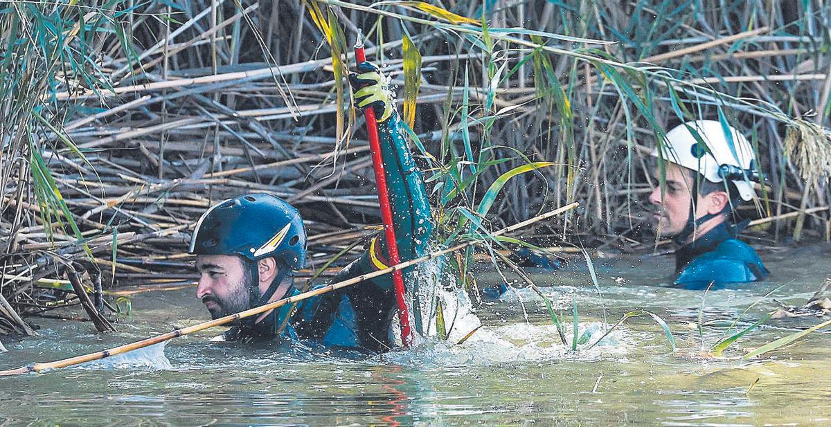 Miembros del Grupo de   Especialistas en Actividades Subacuáticas,¡en la Albufera de Valencia. | Efe  VALENCIA, 05/11/2024.- GEAS salen del embarcadero de El Palmar, en valencia, en busca de desaparecidos en la Albufera, este martes. Los servicios de emergencias desplegados en las zonas afectadas por la dana en la provincia de Valencia continúan este martes con la fase de búsqueda de posibles víctimas, para lo que se están utilizando también drones, especialmente en la zona del río Magro y de la Rambla del Poyo, que se complementa con unidades caninas de rastreo. Sobre el terreno están desplegados más de 1.700 bomberos de 42 organismos y 6.700 militares, un número que aumentará hasta los 7.800 en las próximas horas, según ha informado esta mañana Emergencias de la Generalitat. EFE/ Biel Alino