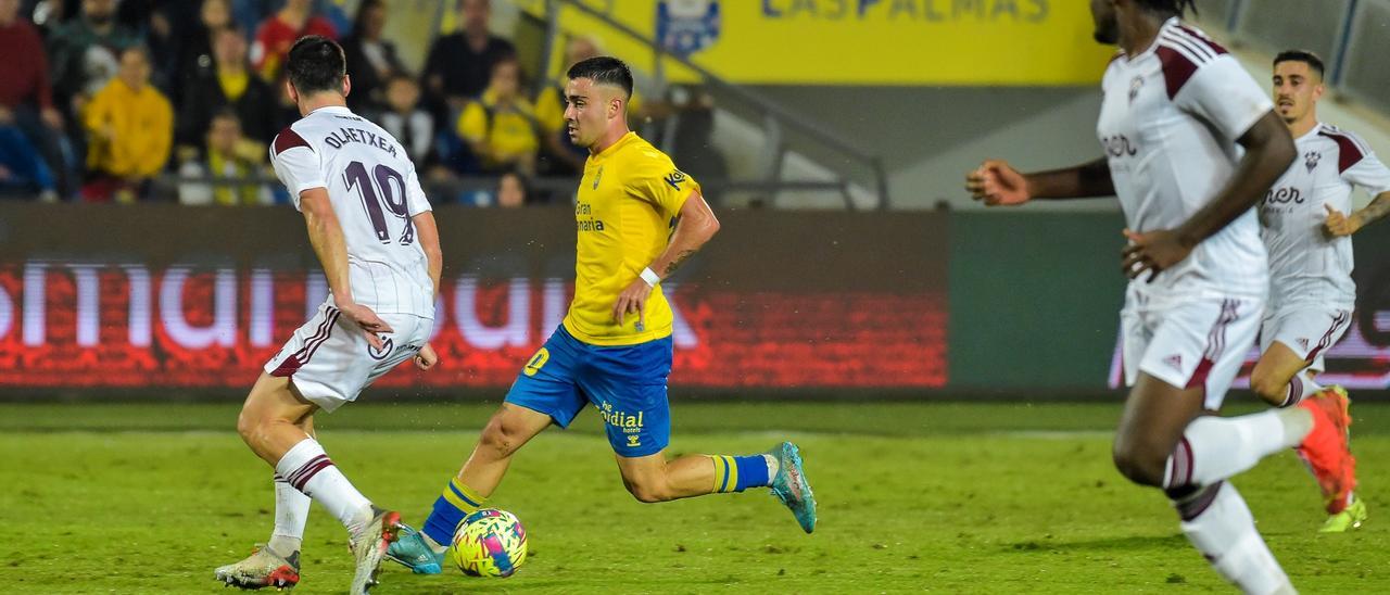 Moleiro, ante el Albacete, controla el esférico para burlar a Olaetxea.