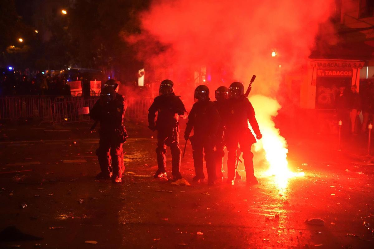 Demonstrationen in S 79970005 Bereitschaftspolizisten gehen durch eine Tränengaswolke während eines Protest. Erneut haben mehrere tausend Menschen vor der Zentrale der sozialistischen Partei (PSOE) in Madrid gegen die geplante Amnestie für katalanische Separatisten demonstriert.