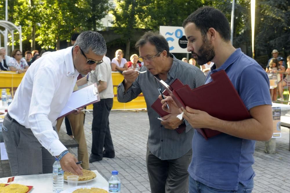 Concurso de tortilla en la fiesta de O Castrillón