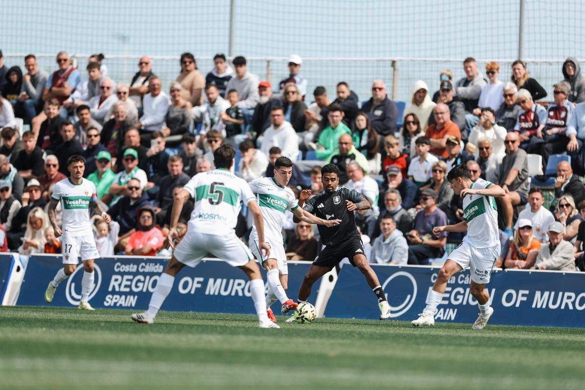 Martim Neto disputa un balón con Ian Maatsen durante el amistoso entre Elche y Aston Villa.