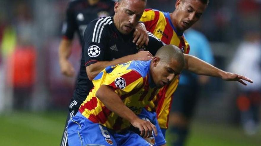 Pereira, Ribéry y Feghouili pelean por el balón en la primera parte del partido.