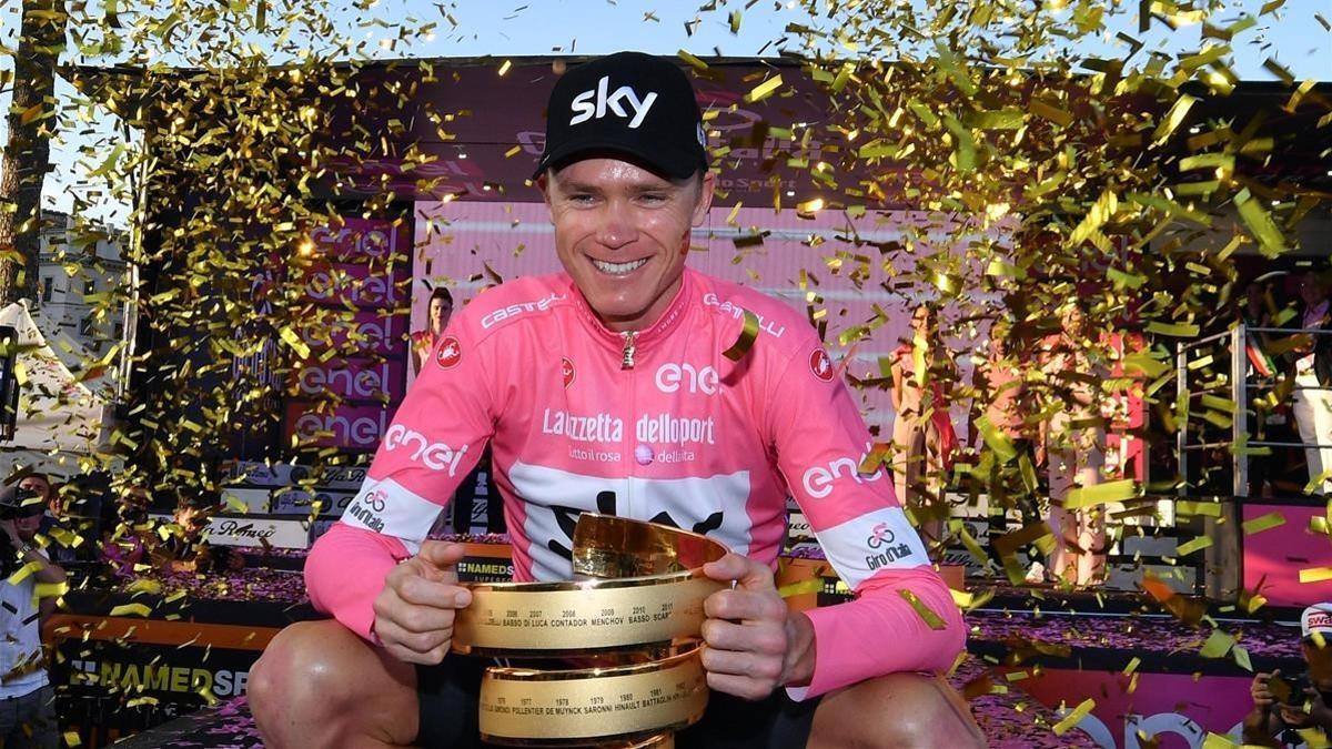 Chris Froome posa con el trofeo del Giro en el podio de Roma.