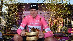 zentauroepp43517092 britain s chris froome poses with the trophy of the giro d i180527214241