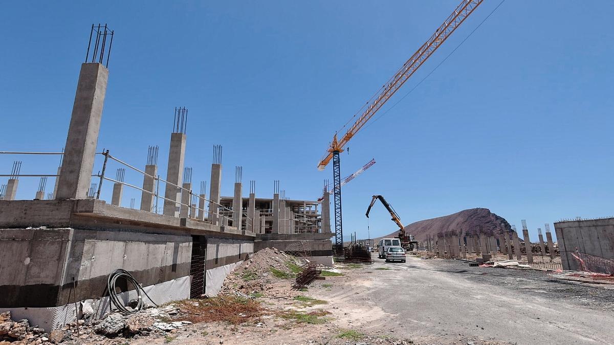 Obras en la costa de Granadilla para construir el hotel de La Tejita.