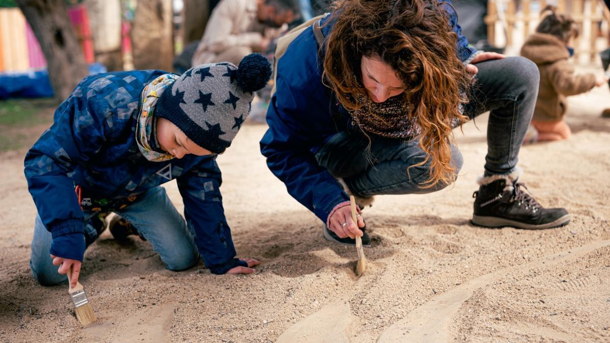Algunos padres ayudan a sus hijos a desenterrar fósiles.