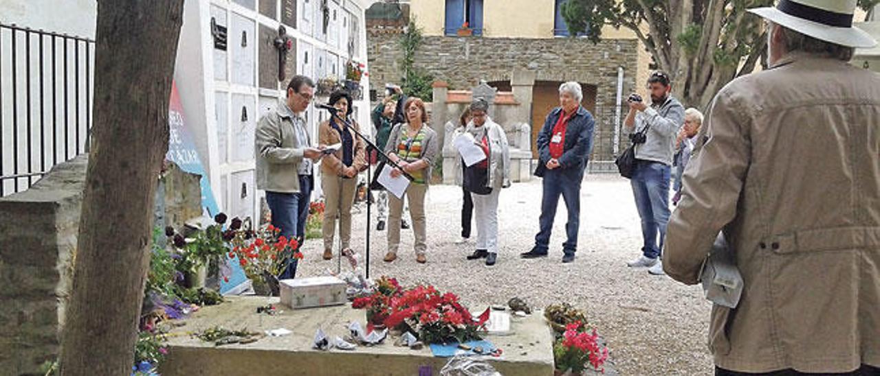 Homenaje del Ateneo de Alcázar ante la tumba de Antonio Machado, en Collioure.