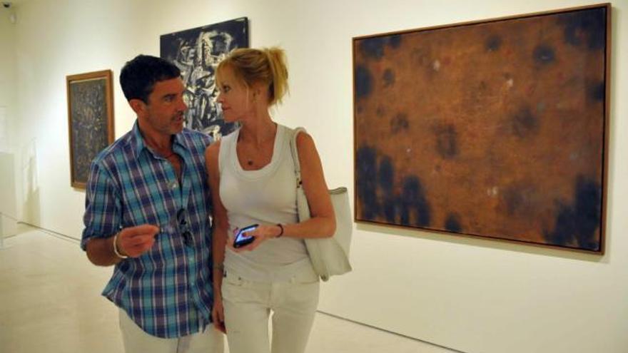 El actor malagueño Antonio Banderas ha visitado este viernes junto a su esposa Melanie Griffith el Museo Carmen Thyseen, donde han tenido oportunidad de contemplar la exposición permanente y conocer la muestra temporal.