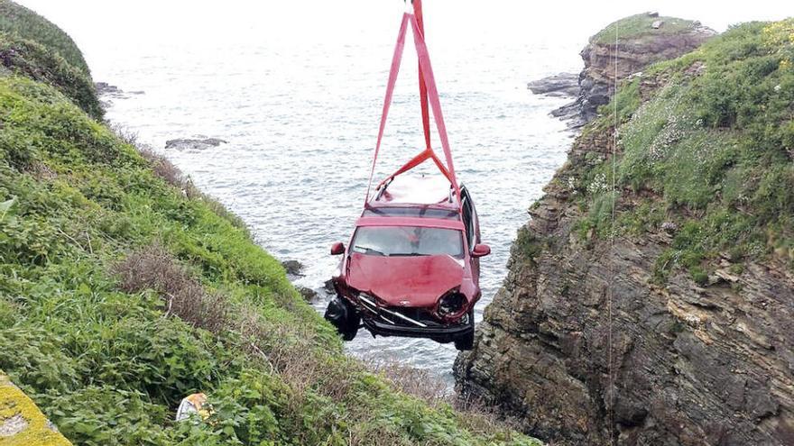 Cuatro jóvenes salvan la vida tras caer su coche por un acantilado de 20 metros en Foz
