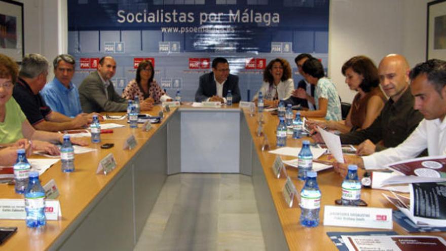Gámez mantuvo ayer un encuentro con los secretarios de las agrupaciones en la sede del PSOE.