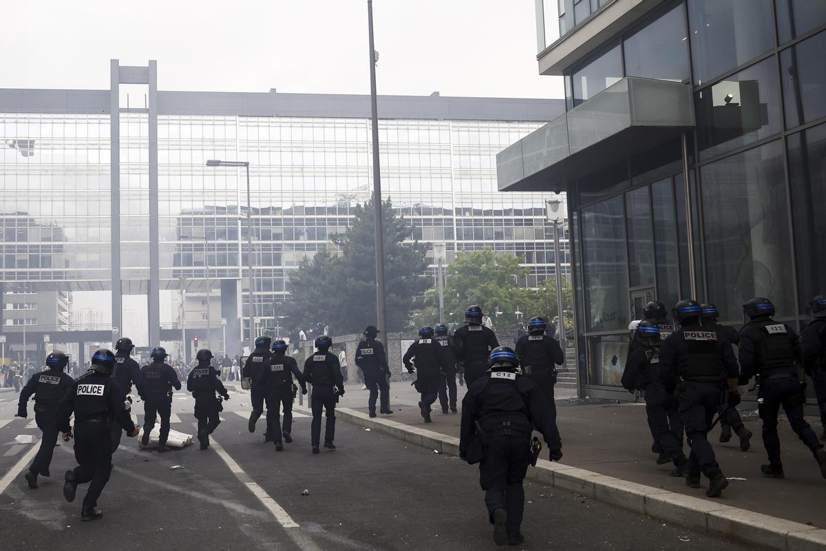 Mounia, la madre de Nahel encabeza una marcha blanca en Nanterre. La familia del joven fallecido ha convocado una marcha blanca en su memoria.