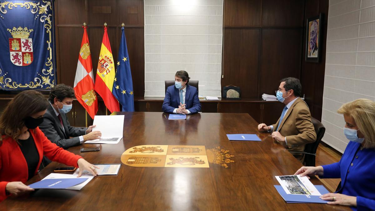 Mañueco junto a Garamendi y Casado, Amigo y Carriedo, durante la reunión.