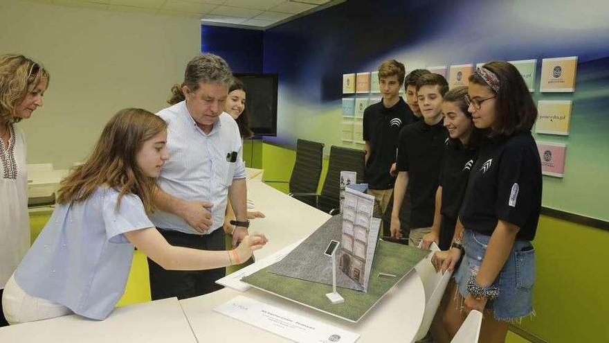 Los alumnos participantes, al presentar al Concello sus actividades. // G. Santos