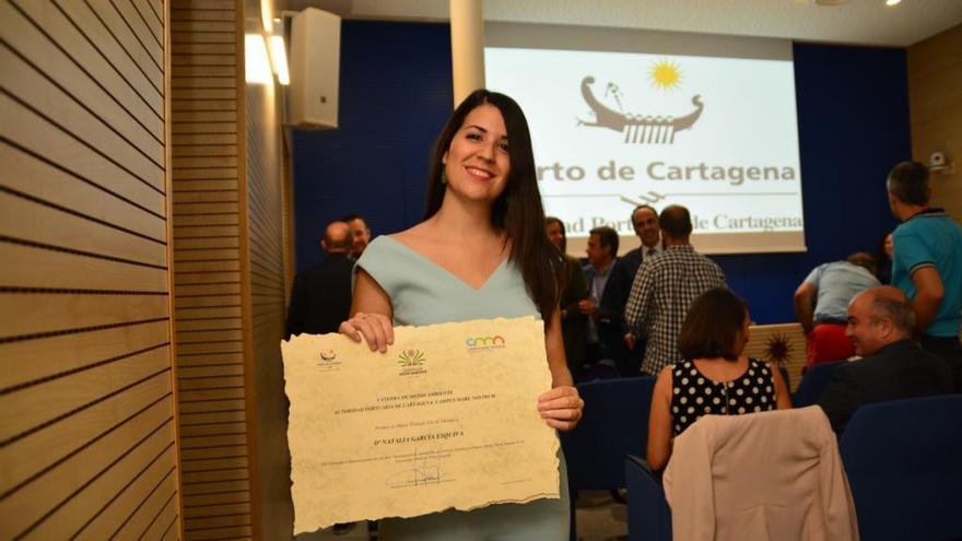 Natalia García, recogiendo su premio de la Cátedra del Puerto.