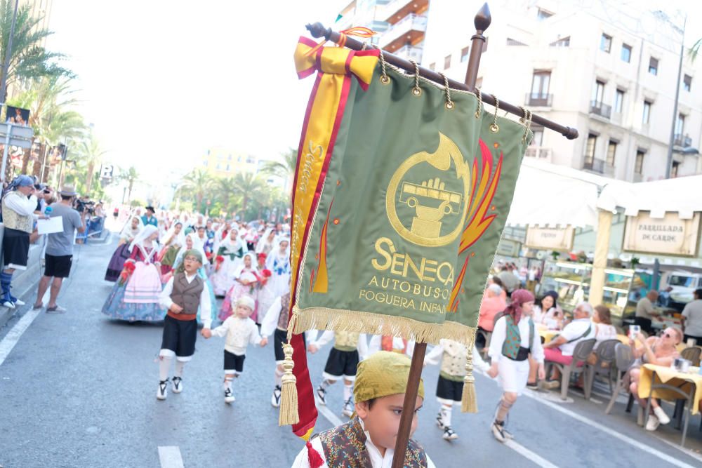 Los festeros aprovechan la Ofrenda para protestar contra la violencia de género con flores y lazos morados