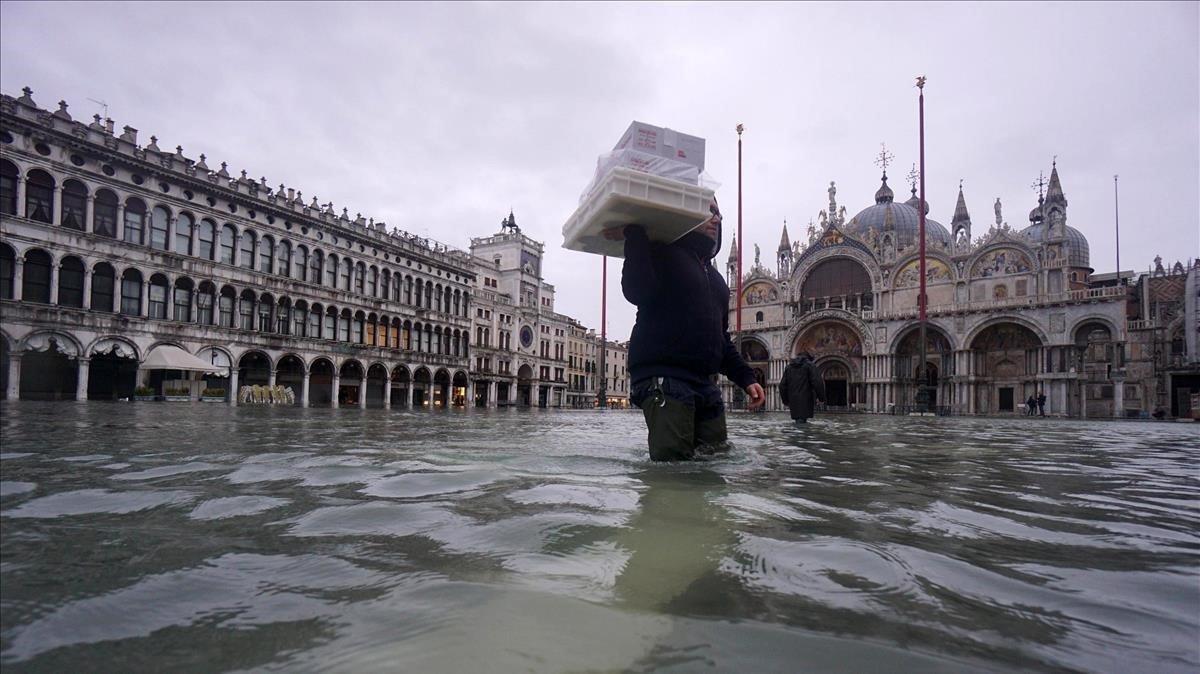 undefined51065709 venice  italy   24 11 2019   tourists and residents wade thr191125193711