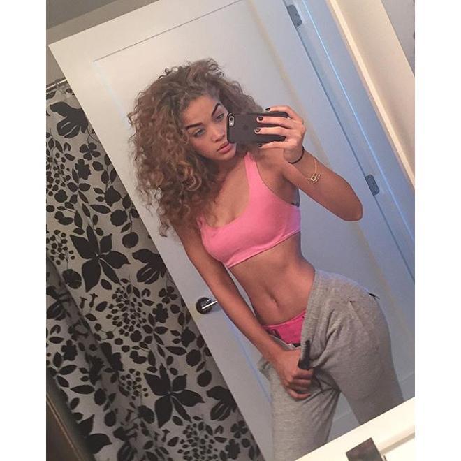 Jasmine Sanders, haciéndose un 'selfie'.