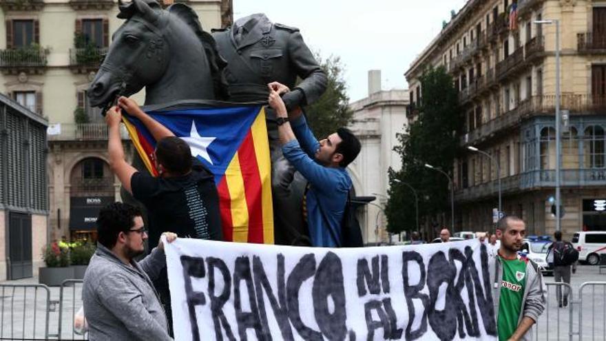 Incidentes en la inauguración de una exposición sobre el franquismo en Barcelona